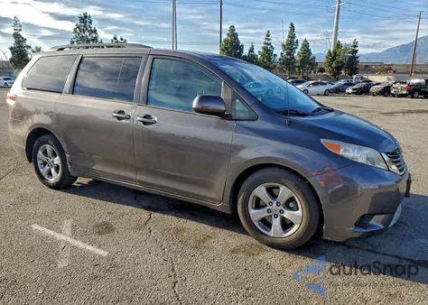 2013 Toyota Sienna Le z USA, uszkodzony, nr VIN 5TDKK3DC2DS363136